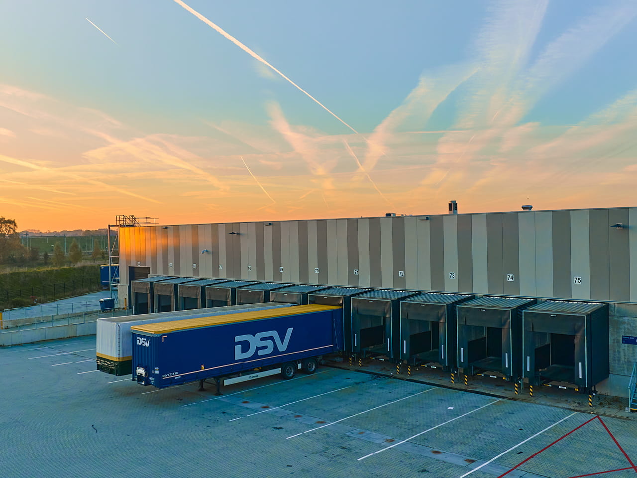 DSV solutionslager med DSV lastbil